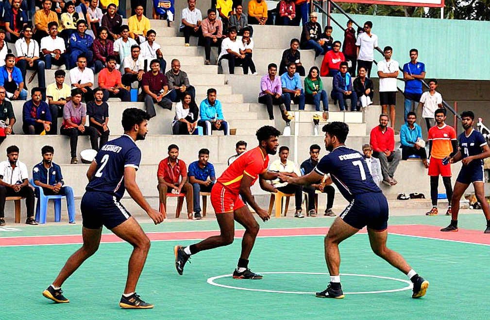 बोनस लाइन पर छह डिफेंडर: कबड्डी की कवरेज जिस नियम-परत को छोड़ देती है बोनस लाइन पर छह डिफेंडर: कबड्डी की कवरेज जिस नियम-परत को छोड़ देती है